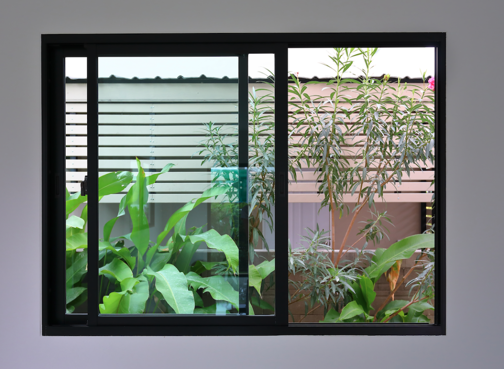 Sliding window type